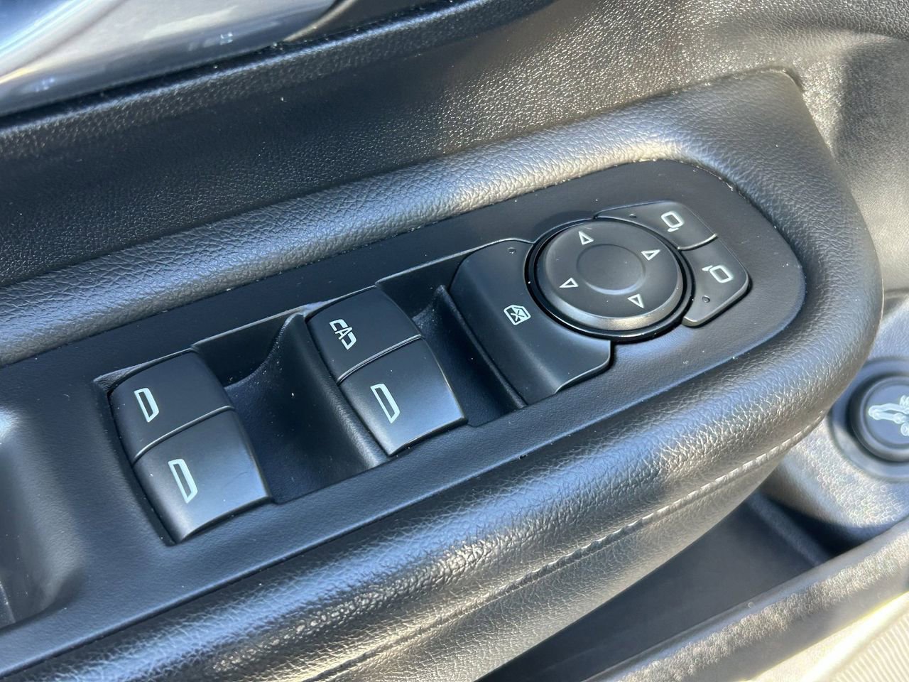 Used 2024 GMC Terrain SLT image 30