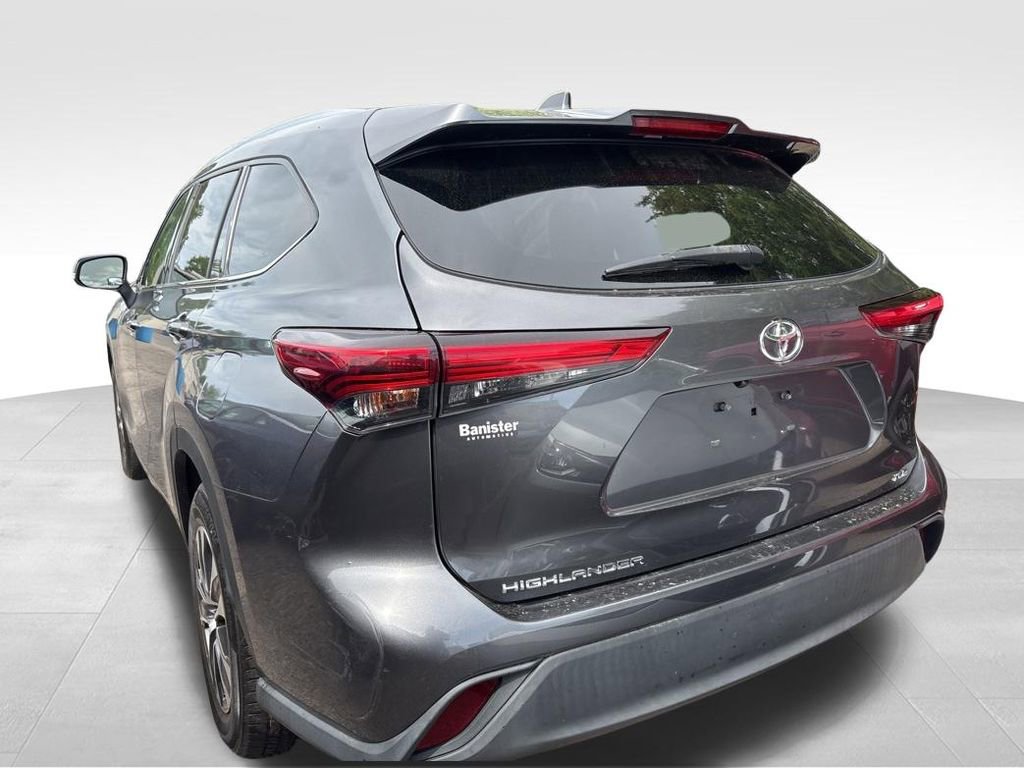 Used 2020 Toyota Highlander XLE FWD image 13