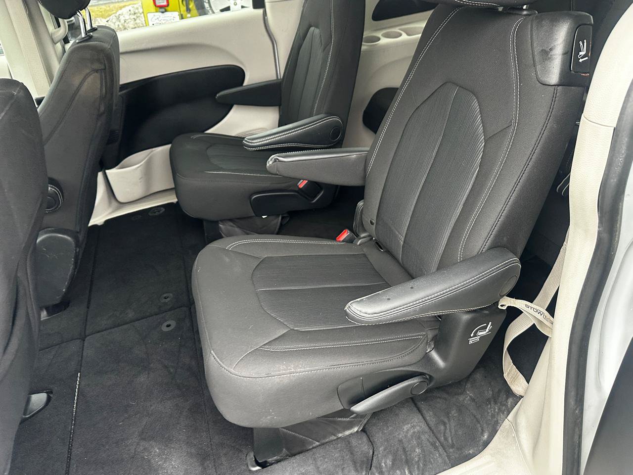 Used 2022 Chrysler Voyager LX FWD image 16