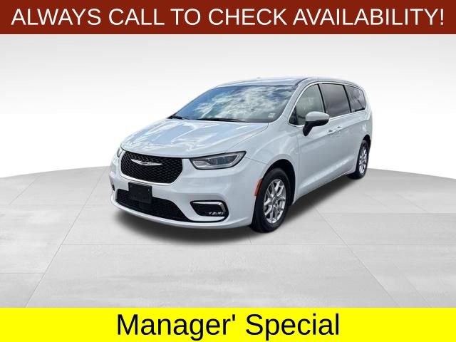 Used 2023 Chrysler Pacifica Touring-L FWD image 3