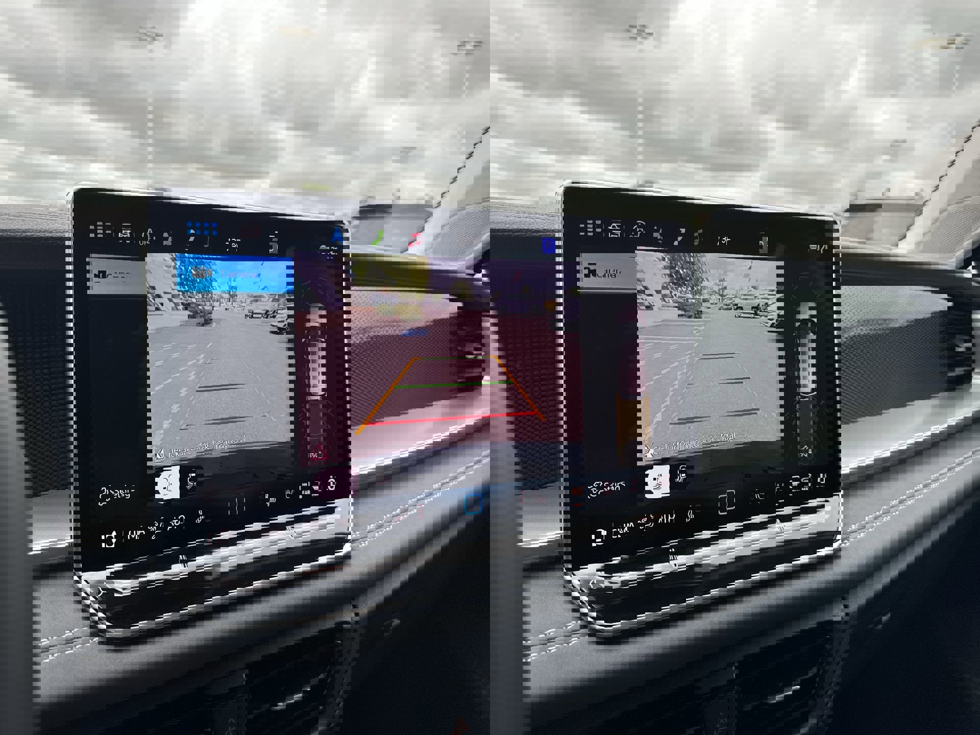 Used 2025 Volkswagen Tiguan SE image 14