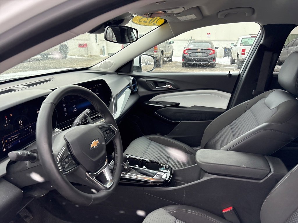 Used 2025 Chevrolet Trax LT w/ LT Convenience Package image 14