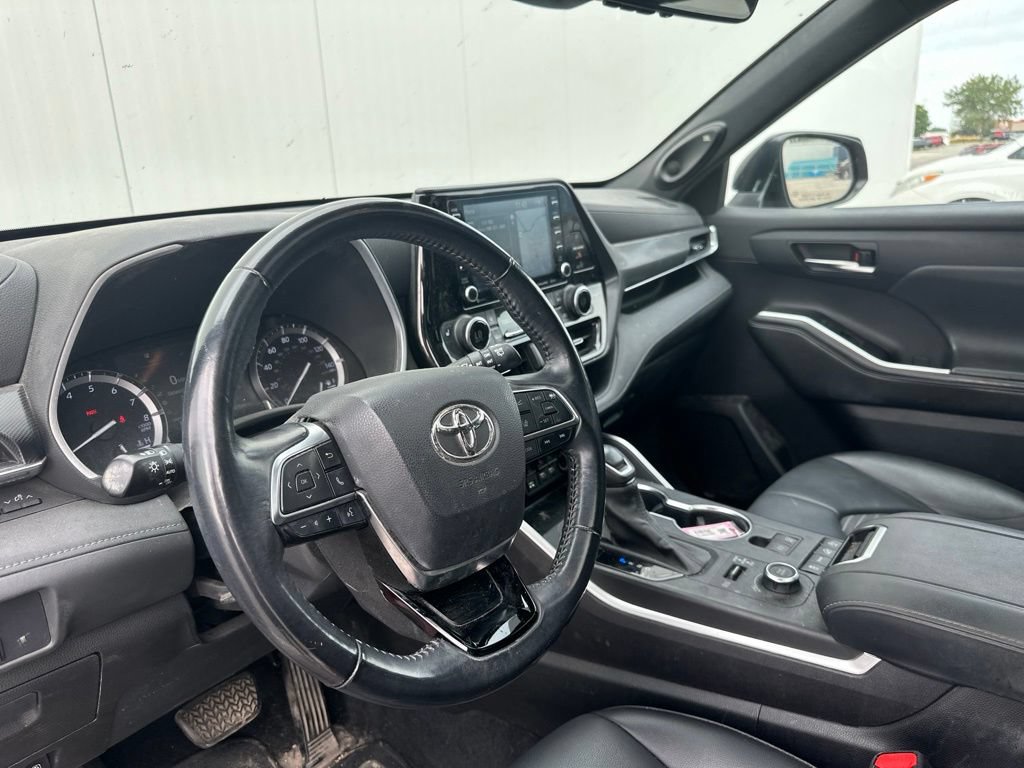 Used 2021 Toyota Highlander XSE AWD/4WD image 15