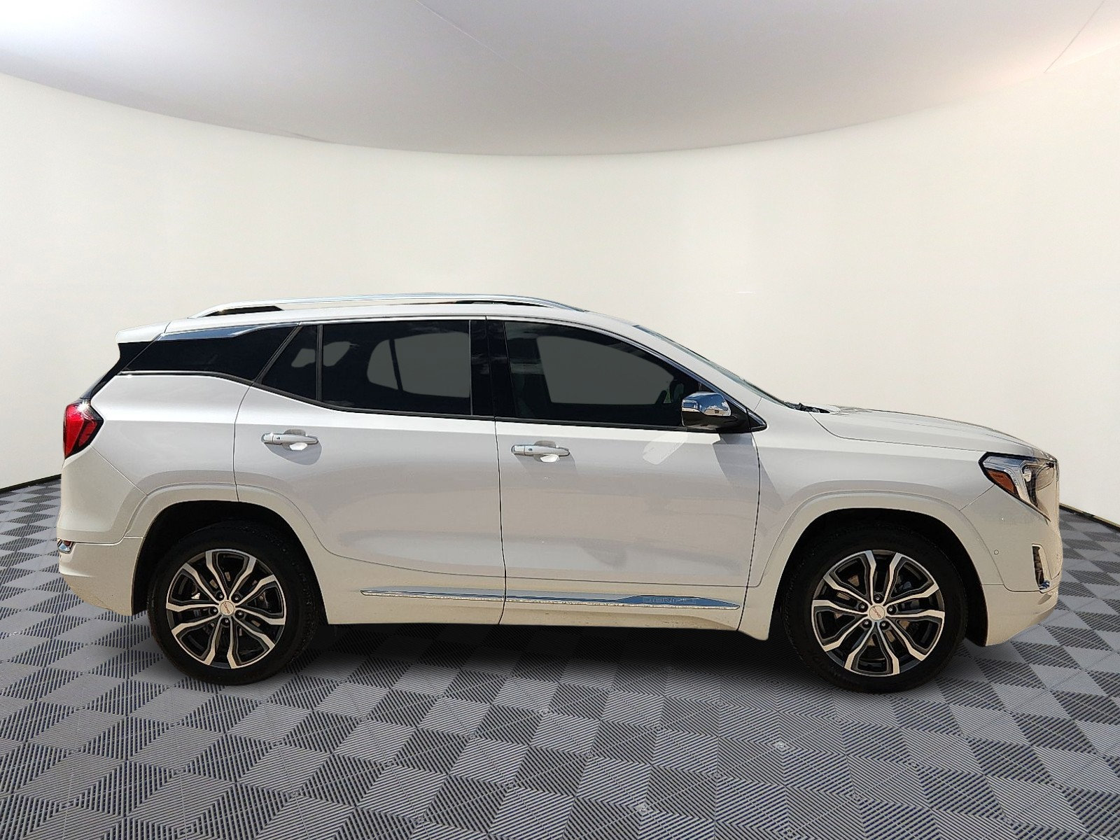 Used 2020 GMC Terrain Denali w/ Denali Premium Package FWD image 5