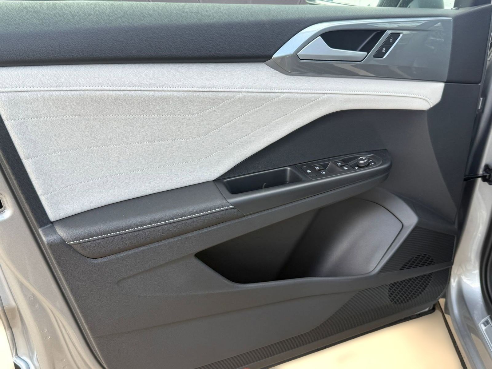 New 2026 Volkswagen Taos SEL image 11