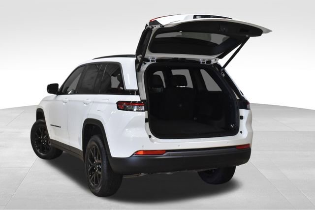 New 2026 Jeep Grand Cherokee Altitude image 30