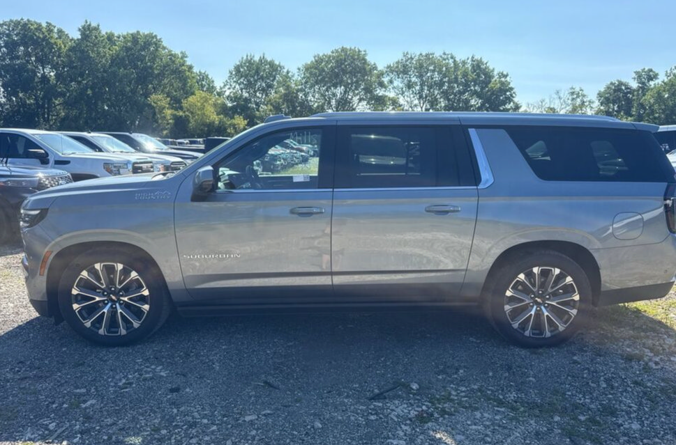 Used 2025 Chevrolet Suburban High Country AWD/4WD image 3
