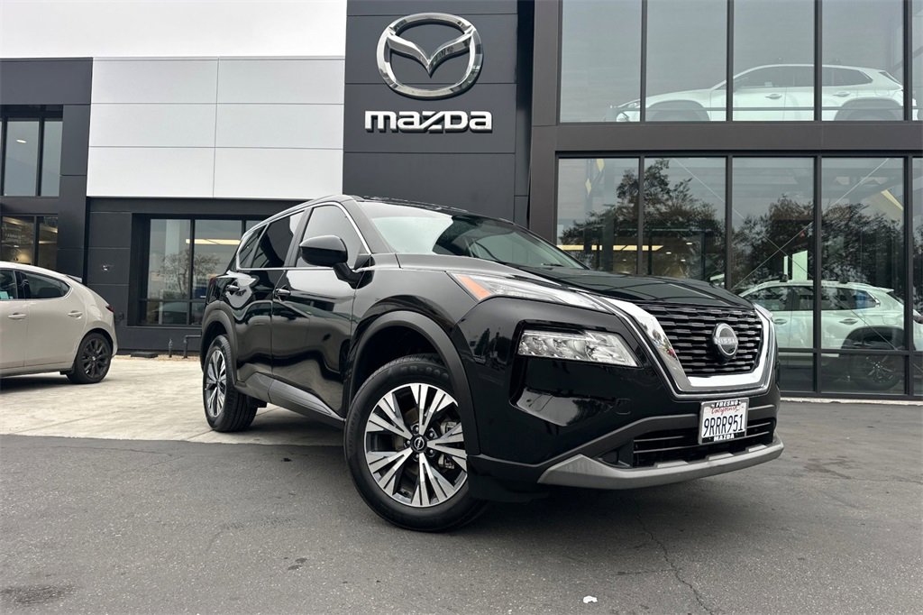 Used 2023 Nissan Rogue SV image 2