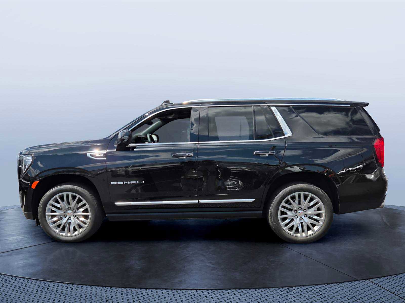 Used 2024 GMC Yukon Denali w/ Advanced Technology Package RWD image 3