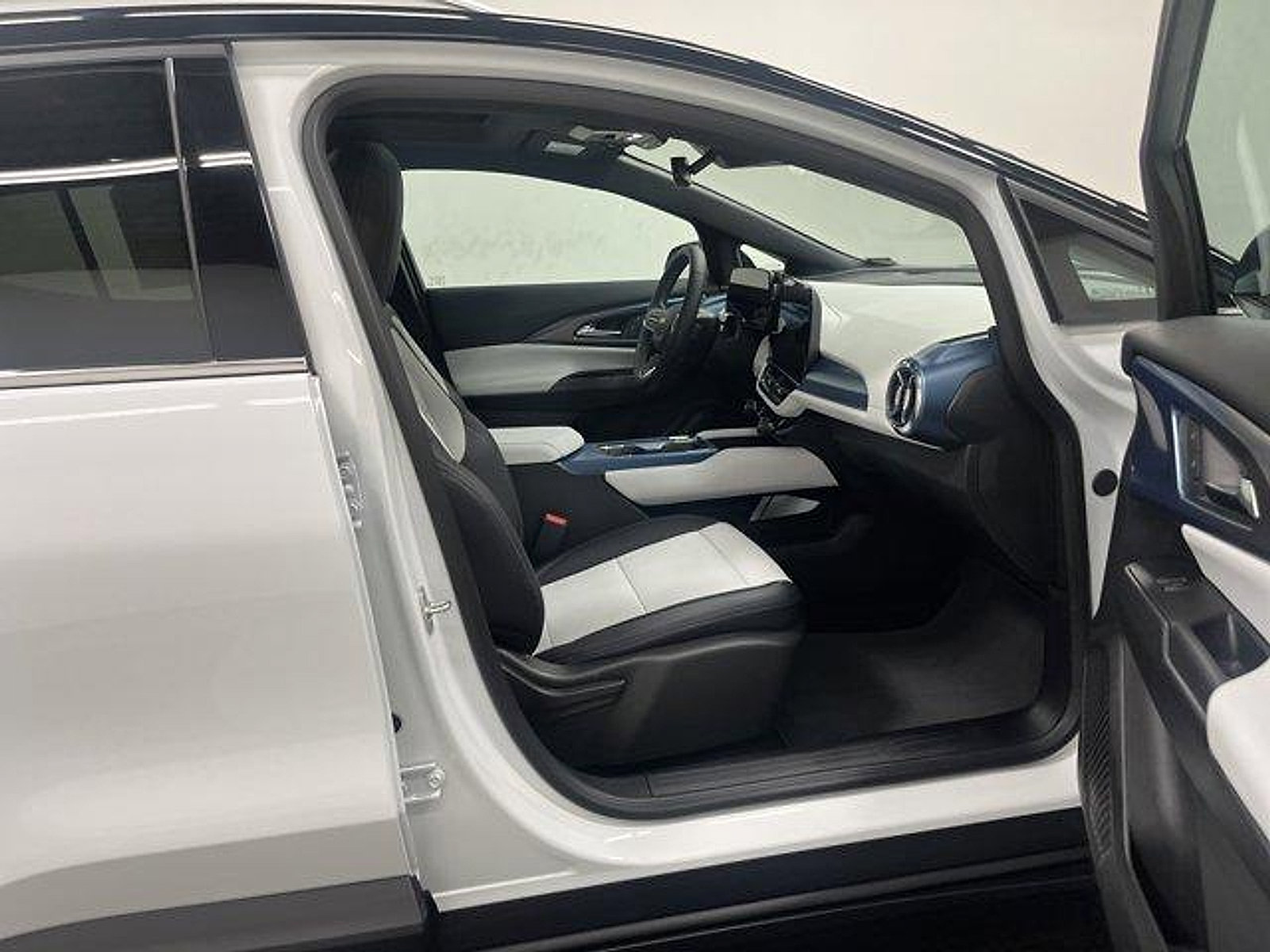 New 2026 Chevrolet Equinox EV LT AWD/4WD image 19