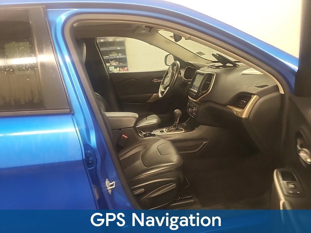 Used 2018 Jeep Cherokee Limited w/ Luxury Group AWD/4WD image 2