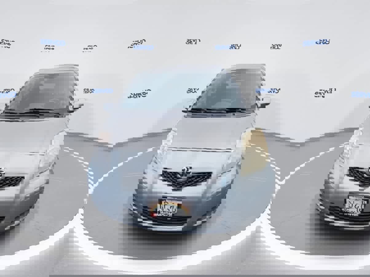 Used 2011 Toyota Yaris 4-Door Hatchback image 4