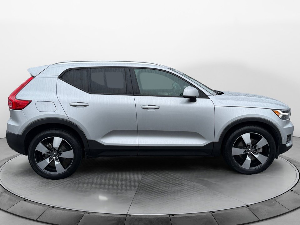Used 2019 Volvo XC40 T5 Momentum image 8