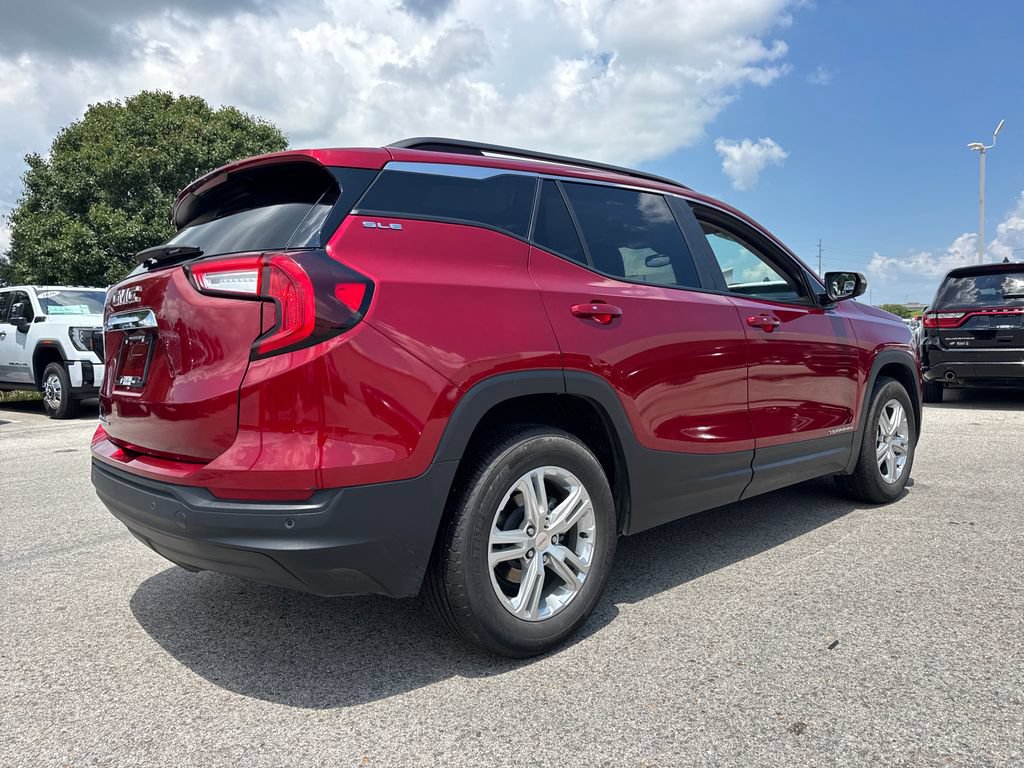 Used 2024 GMC Terrain SLE w/ Driver Convenience Package FWD image 7