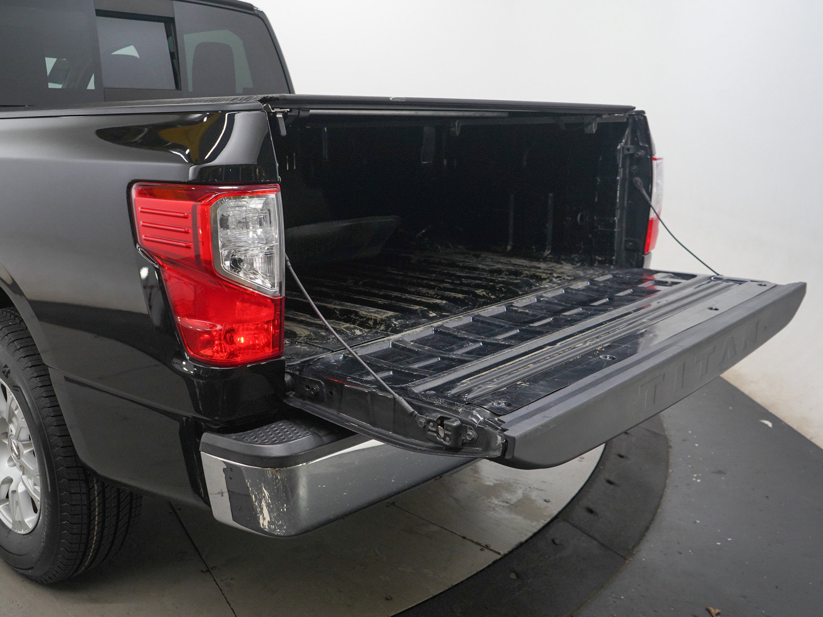 Used 2017 Nissan Titan SV AWD/4WD image 9