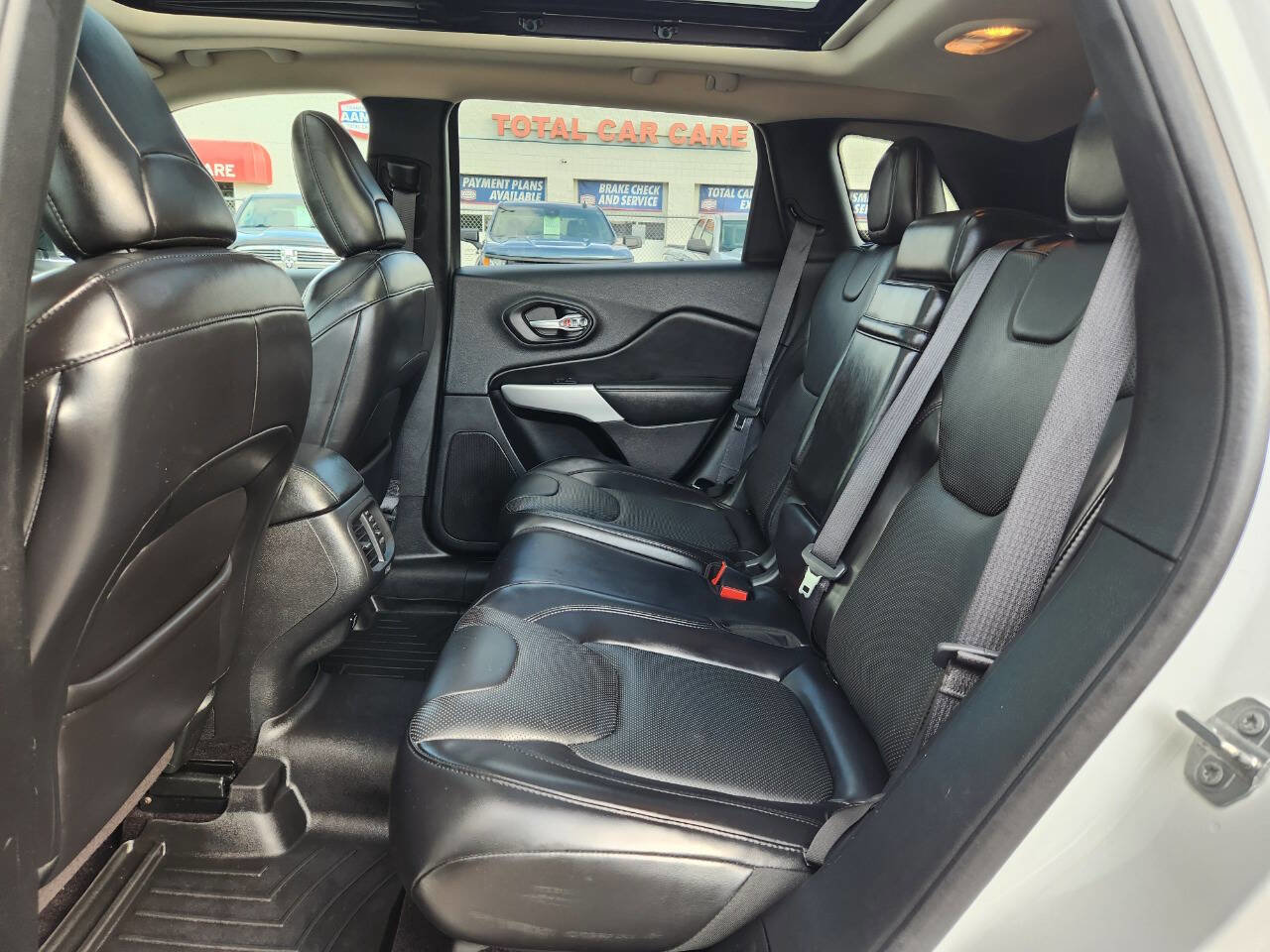Used 2017 Jeep Cherokee Overland w/ Technology Group image 13