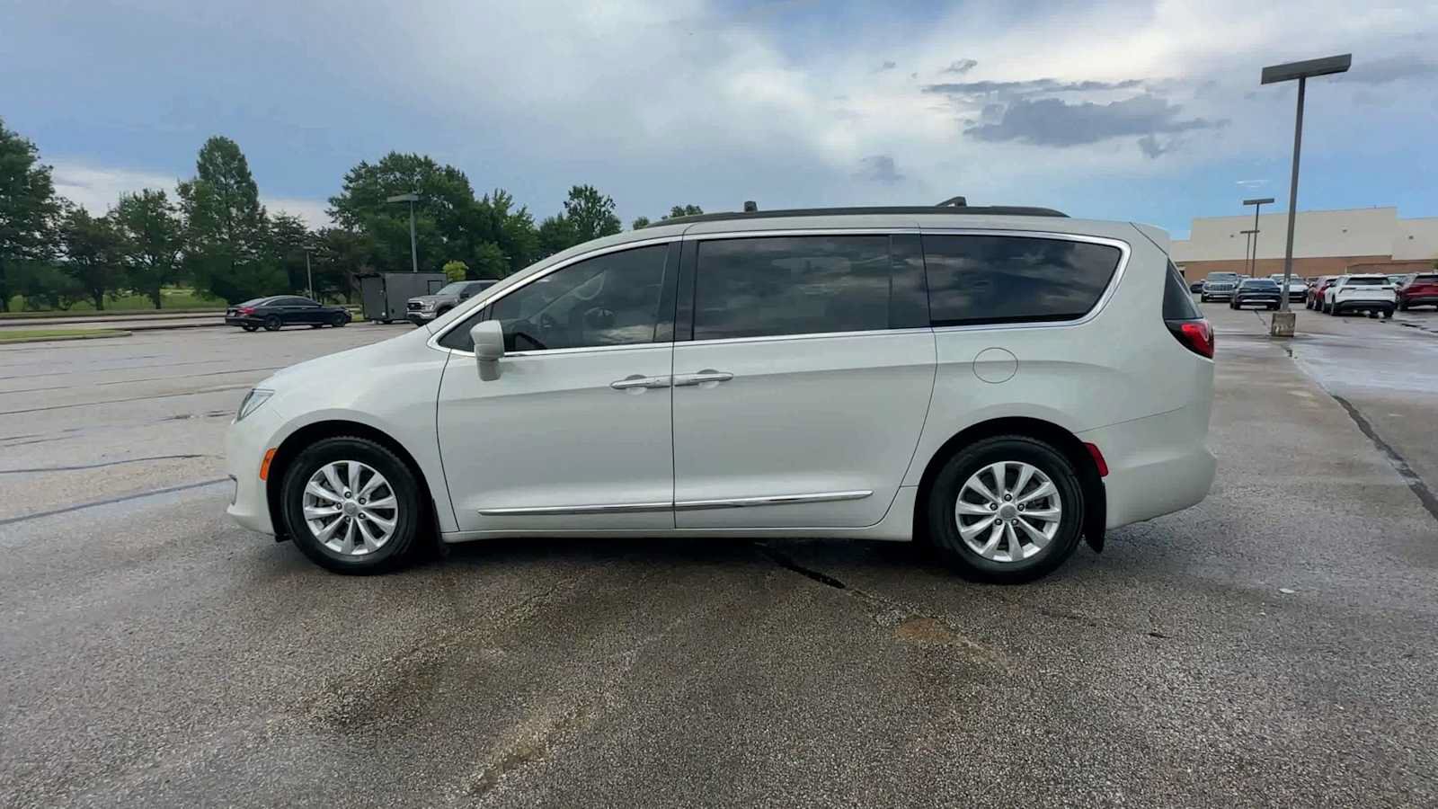 Used 2017 Chrysler Pacifica Touring-L FWD image 5