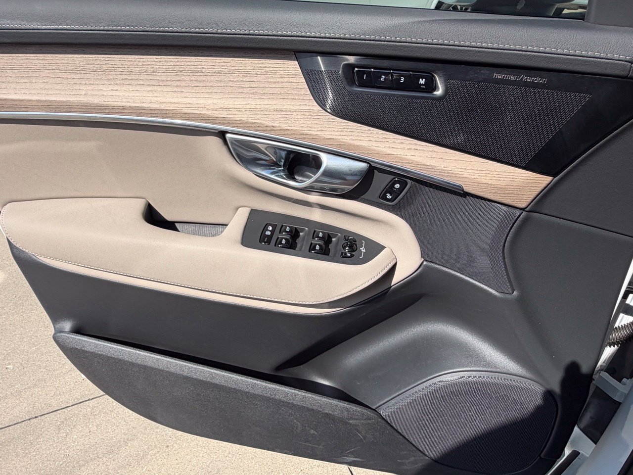 New 2026 Volvo XC90 B5 Plus w/ Protection Package Premier AWD/4WD image 18
