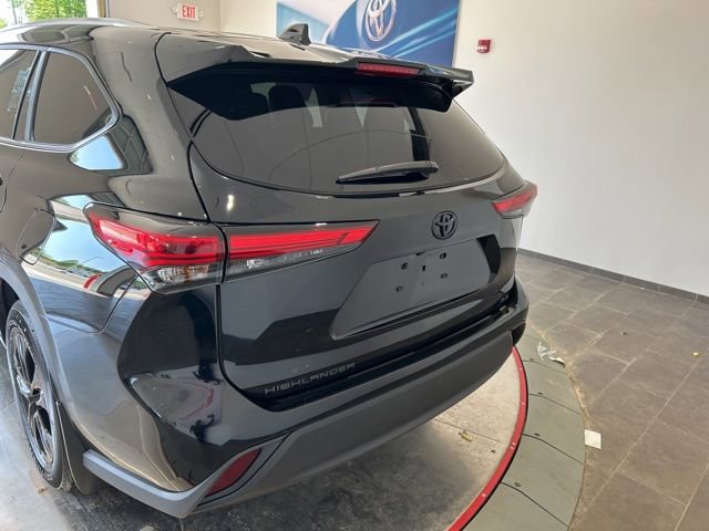 Used 2023 Toyota Highlander XLE FWD image 5