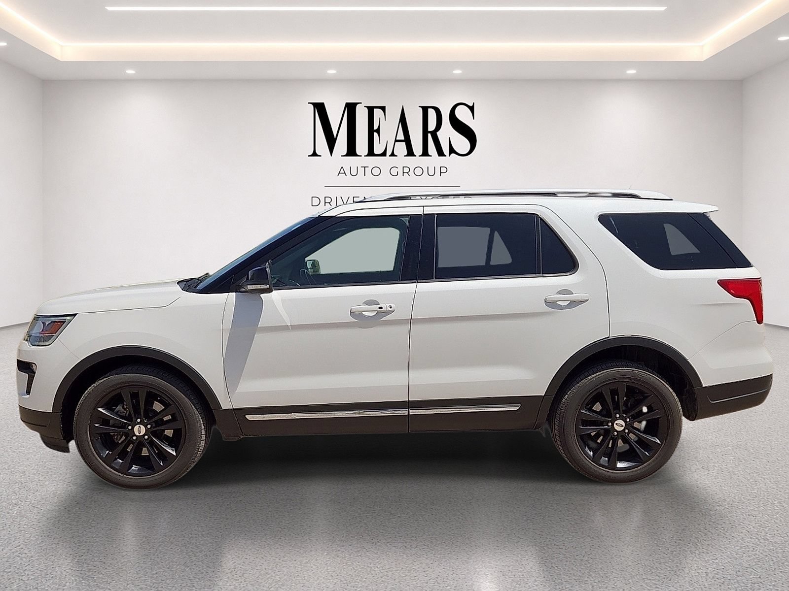Used 2018 Ford Explorer XLT w/ Equipment Group 202A AWD/4WD image 2