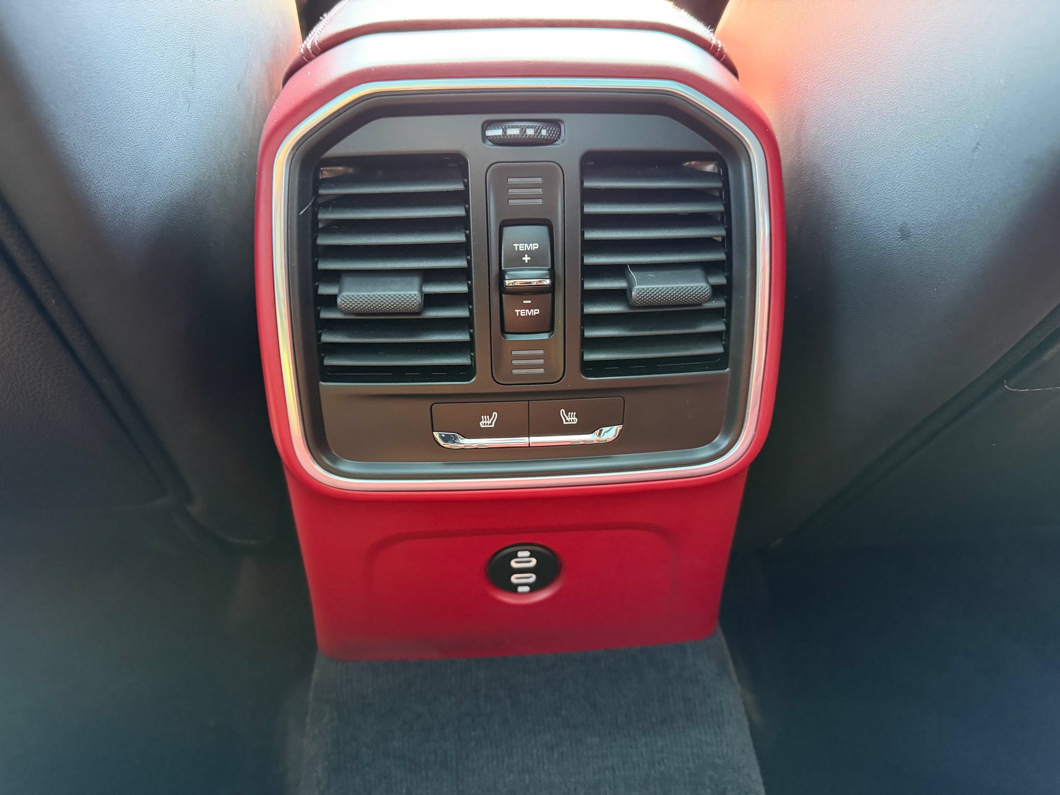 Certified 2023 Porsche Macan AWD/4WD image 27