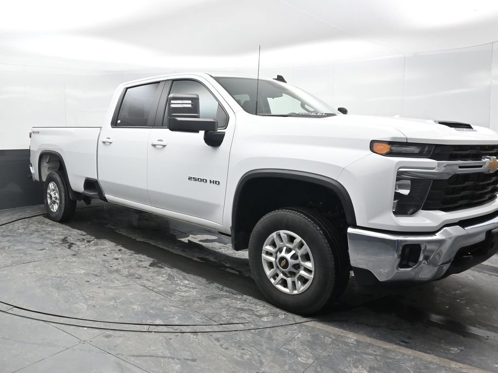 Used 2024 Chevrolet Silverado 2500 LT w/ Convenience Package image 4