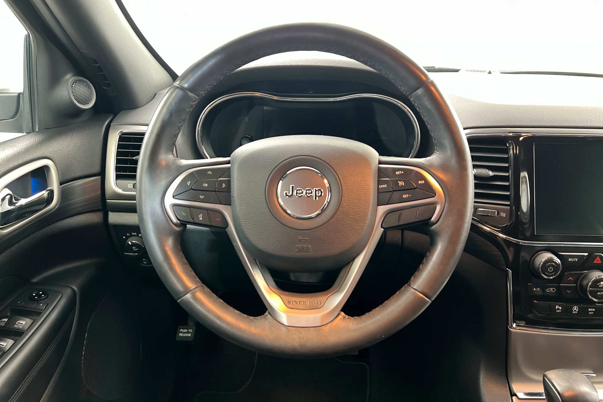 Used 2021 Jeep Grand Cherokee Laredo X image 12