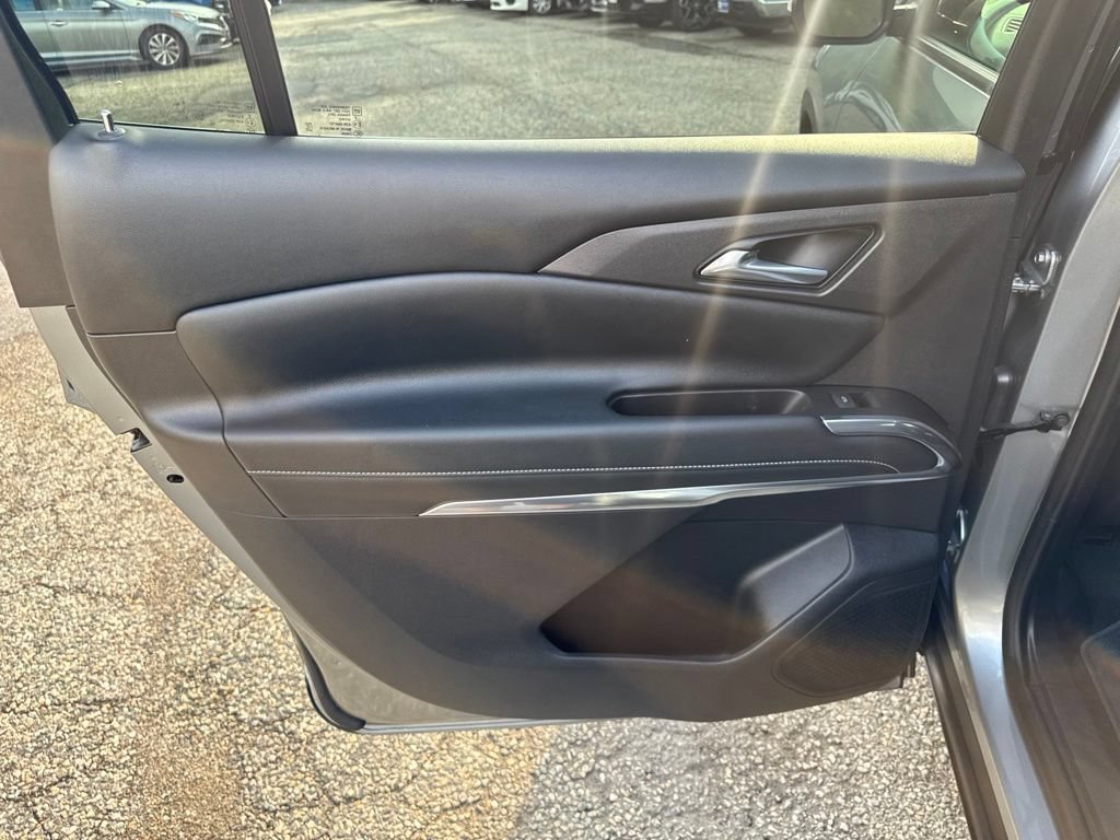 Used 2024 Chevrolet Traverse LT w/ LPO, Floor Liner Package FWD image 48