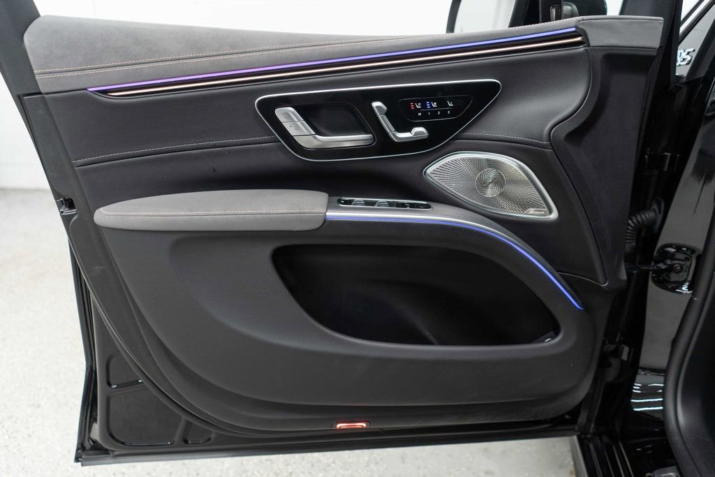 Used 2023 Mercedes-Benz EQS 580 4MATIC SUV w/ Exclusive Trim Package image 16