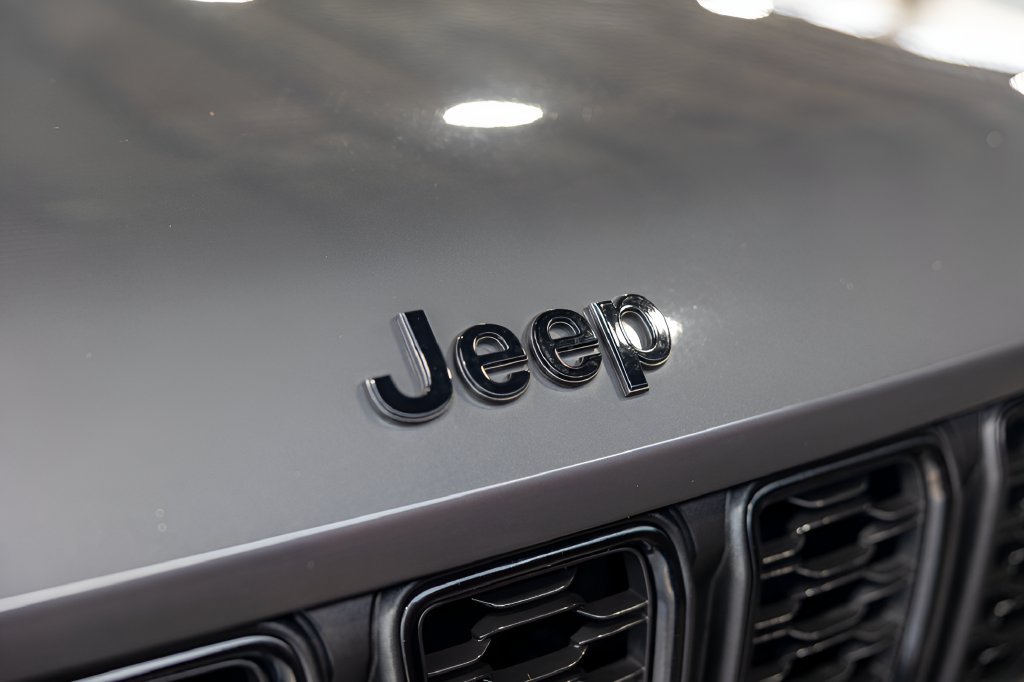 Used 2023 Jeep Grand Cherokee Altitude AWD/4WD image 14