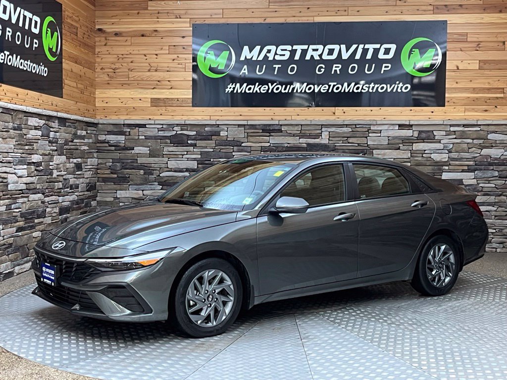 Used 2025 Hyundai Elantra Hybrid FWD image 9