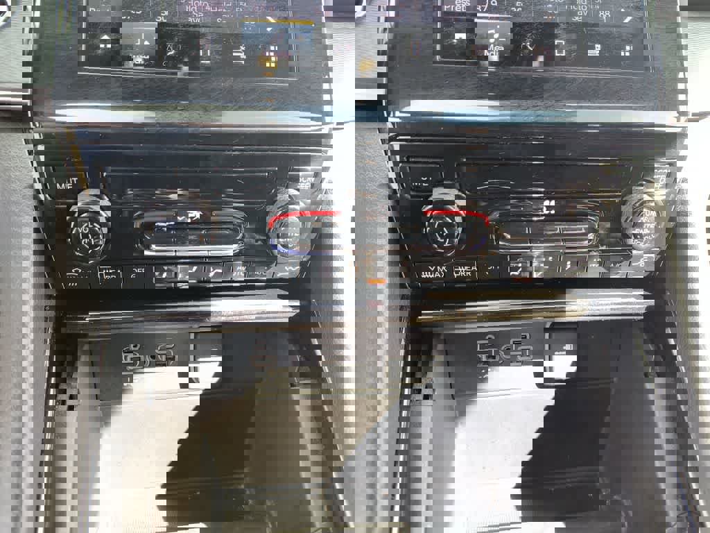 Used 2023 Jeep Grand Cherokee Laredo image 18