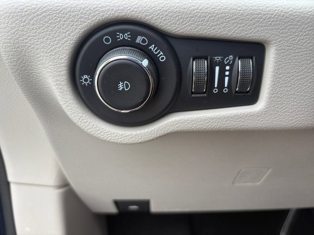 Certified 2023 Chrysler Pacifica Touring-L image 30