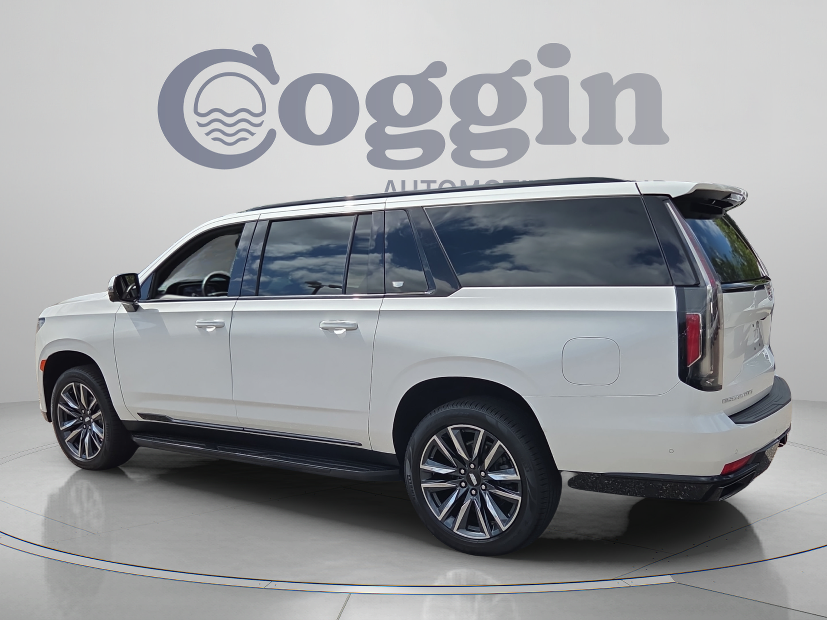 Used 2021 Cadillac Escalade ESV Sport Platinum w/ Heavy-Duty Trailer Package AWD/4WD image 3