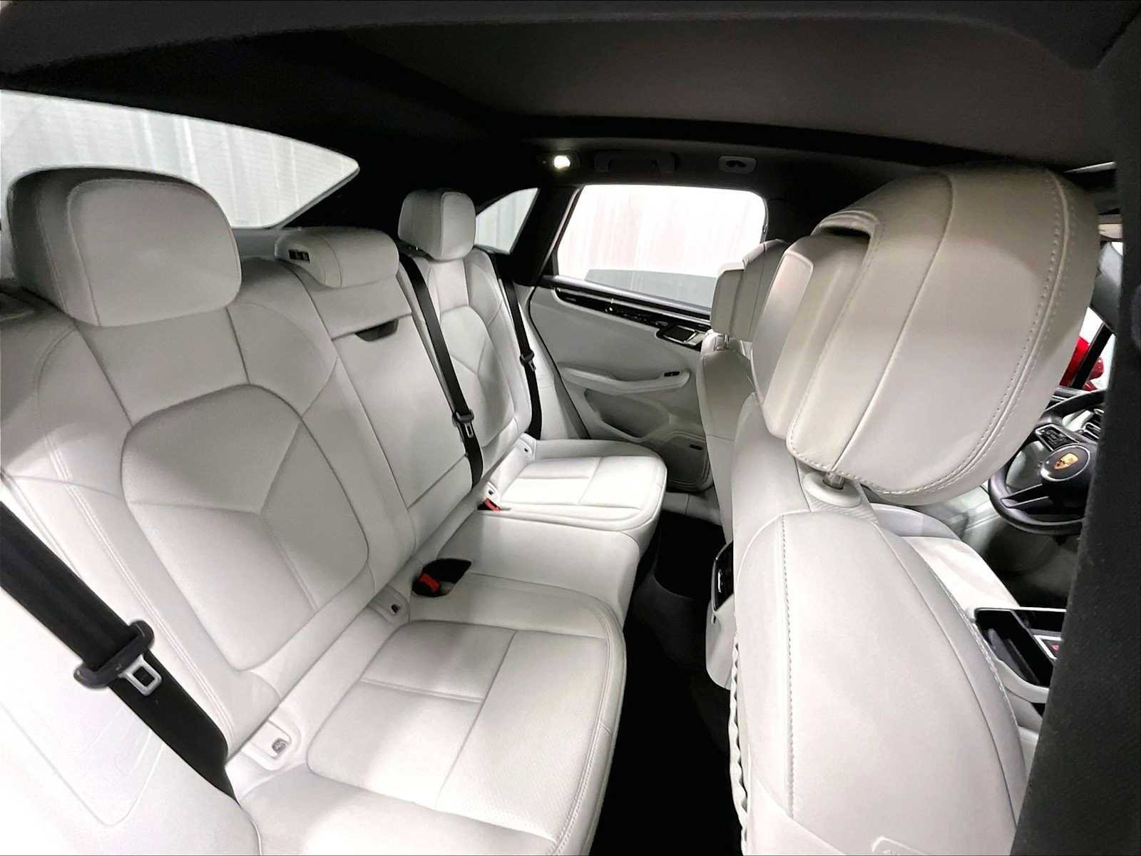 Used 2025 Porsche Macan image 31