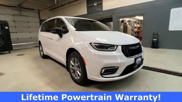New 2026 Chrysler Pacifica Select image 2