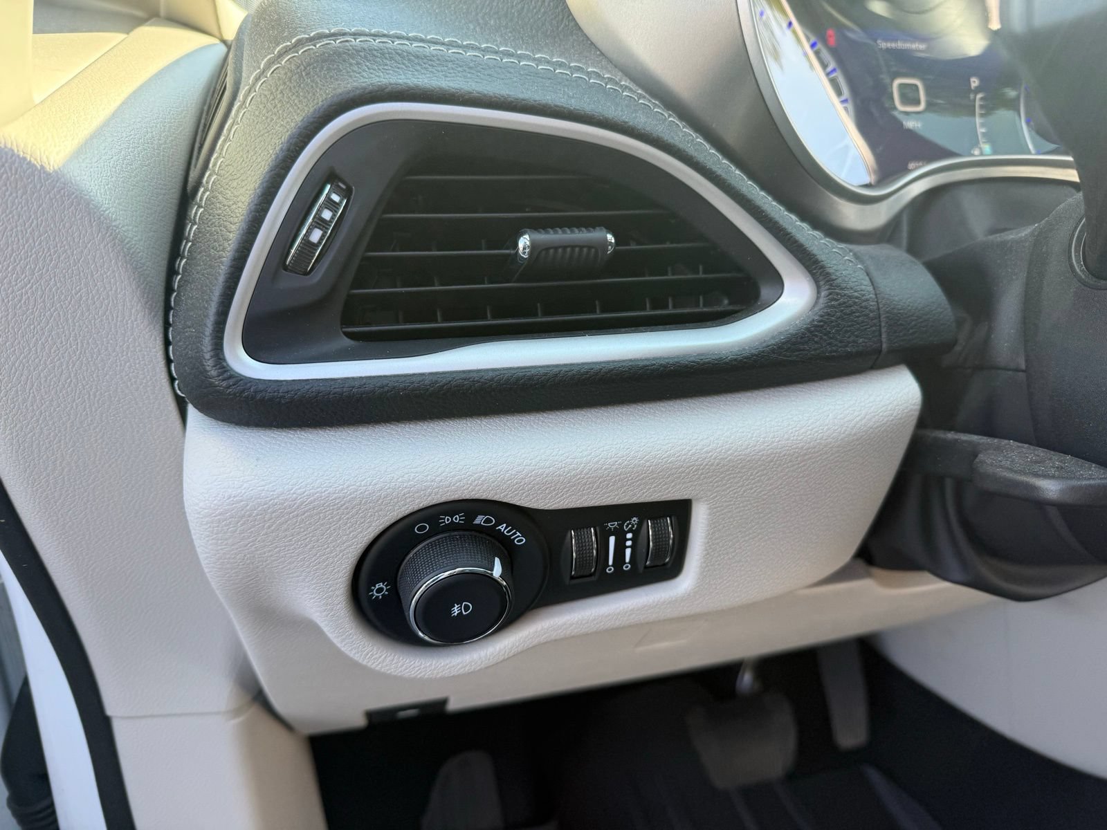 Used 2023 Chrysler Pacifica Touring-L AWD/4WD image 12