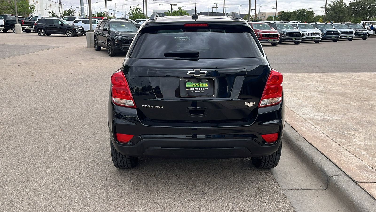 Used 2022 Chevrolet Trax LT w/ Midnight Edition AWD/4WD image 7