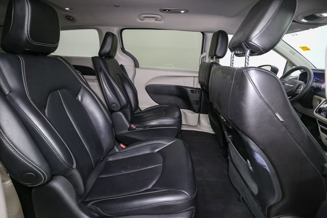Used 2023 Chrysler Pacifica Touring-L FWD image 19