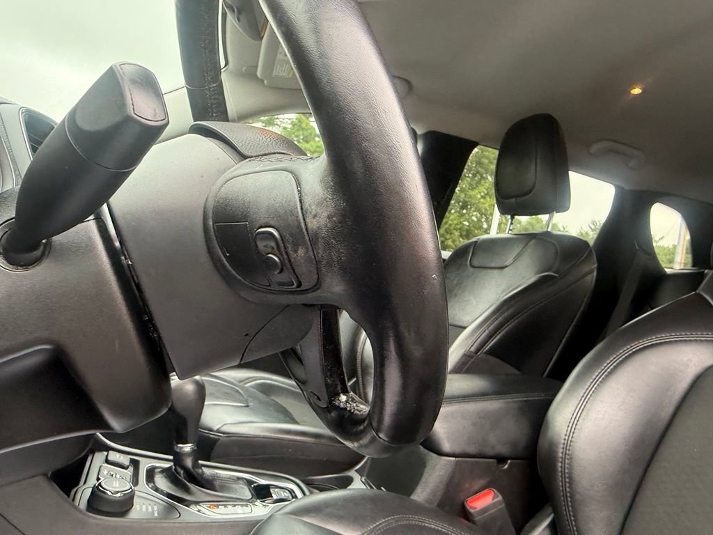 Used 2021 Jeep Cherokee Latitude Plus AWD/4WD image 18