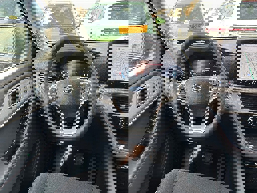 Used 2025 Ford Explorer Active image 25