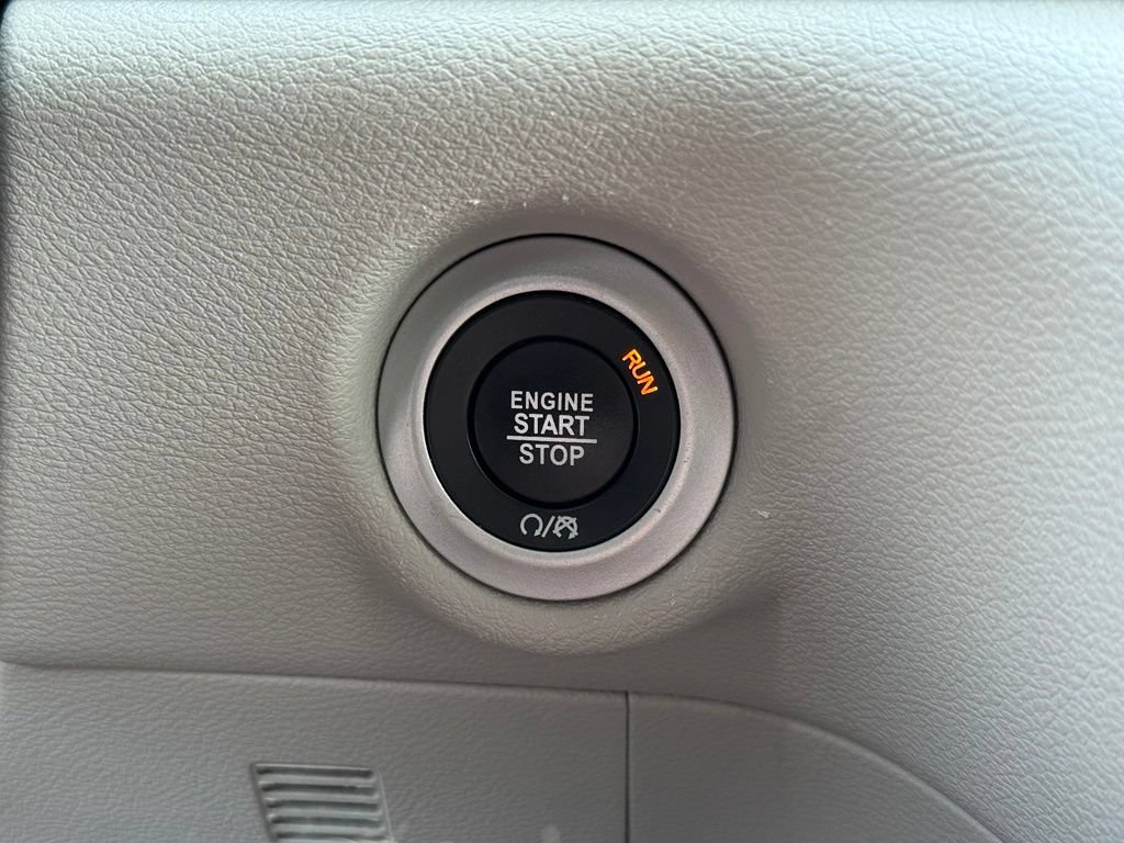 Used 2024 Chrysler Pacifica Touring-L FWD image 29