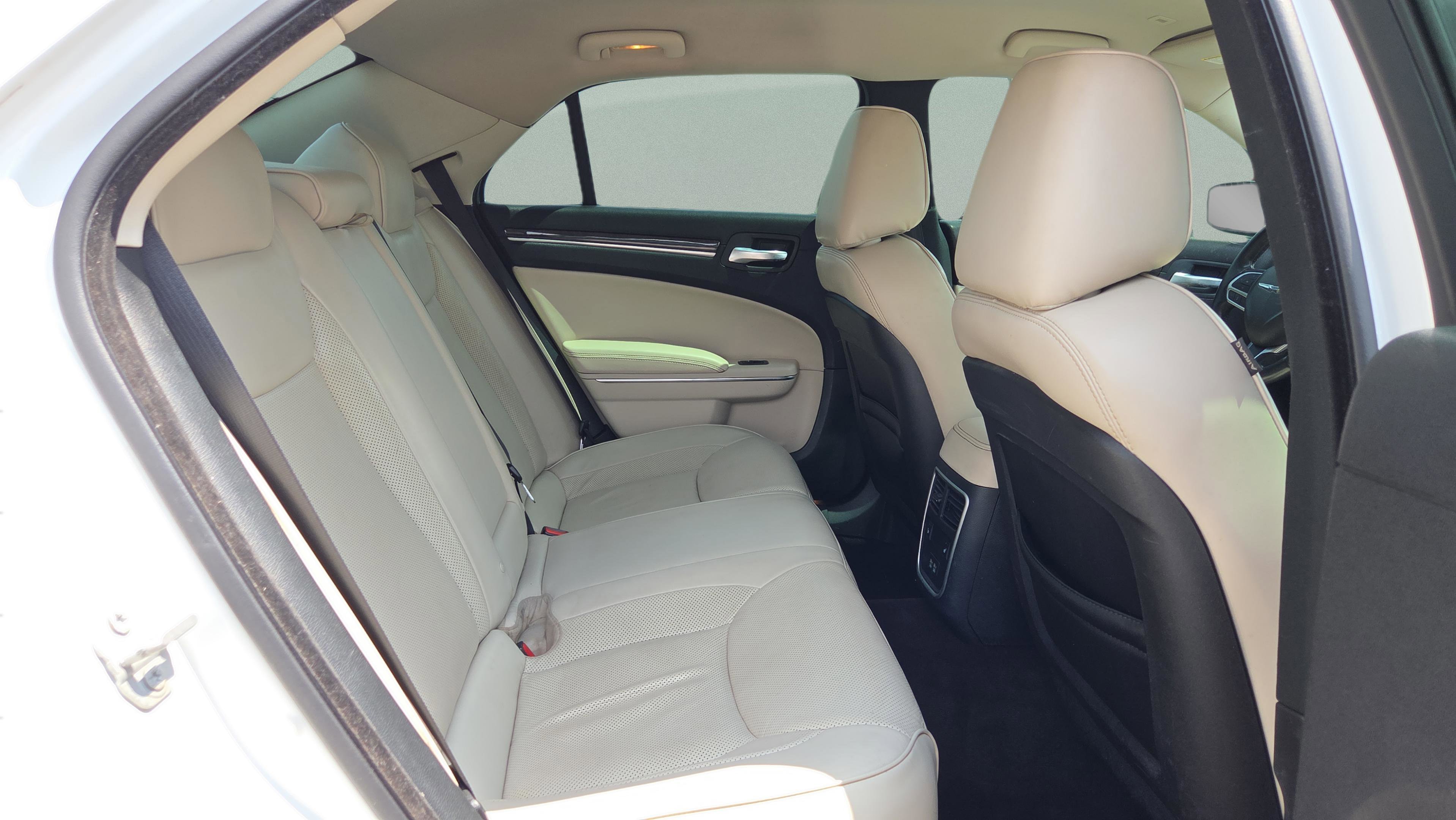 Used 2018 Chrysler 300 Limited image 16