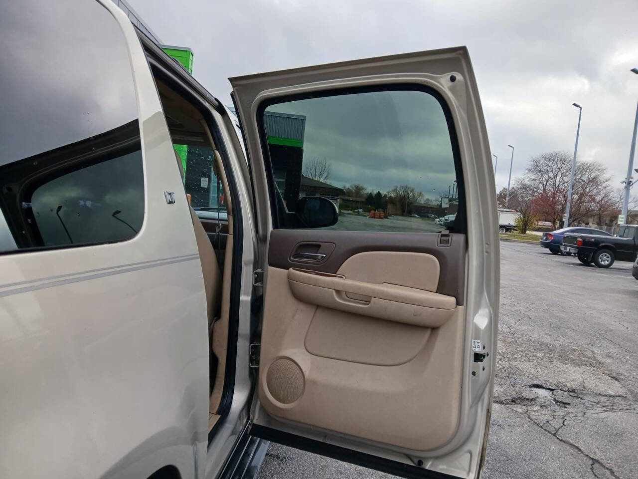 Used 2012 Chevrolet Suburban LT image 12
