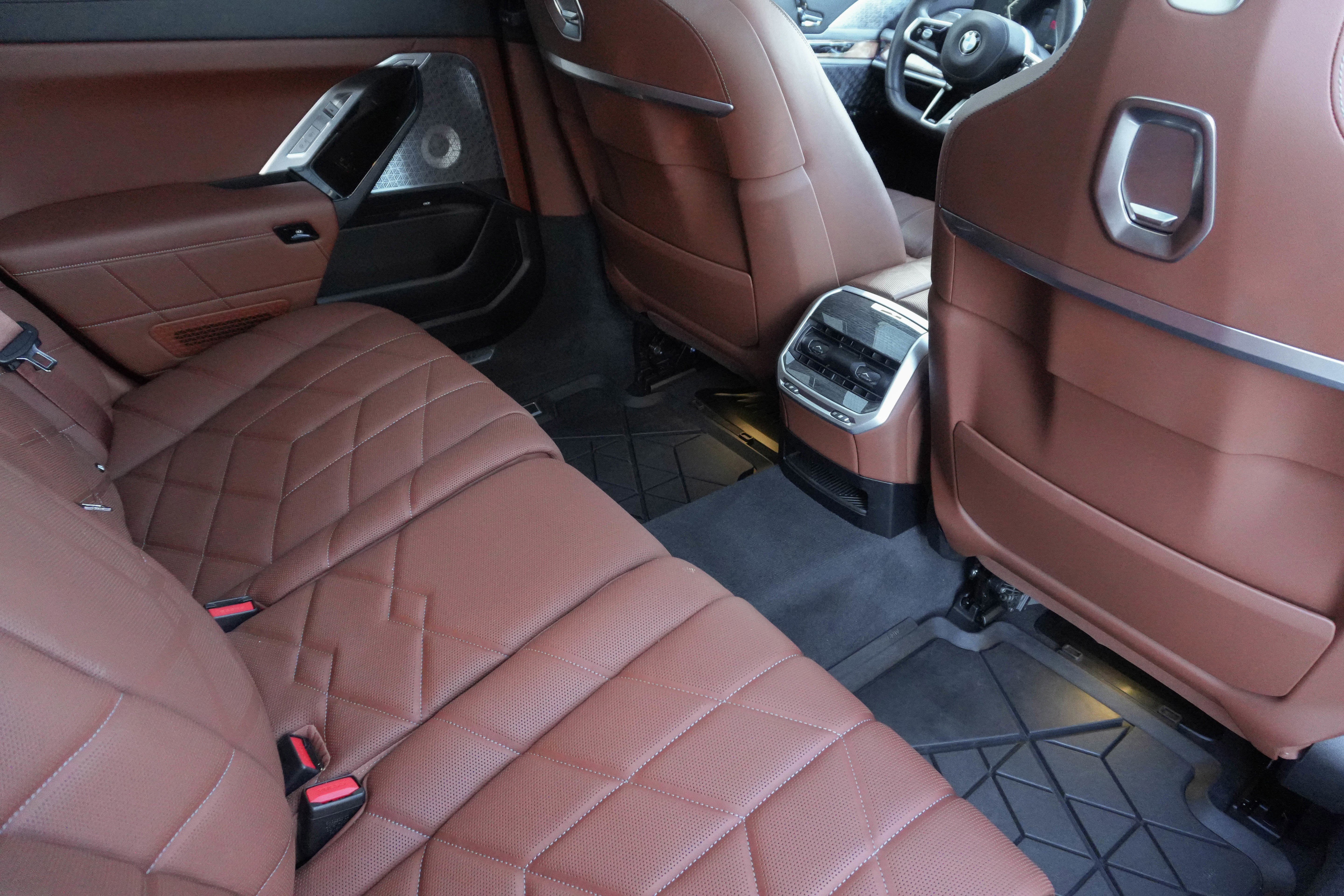 Certified 2023 BMW 760i xDrive w/ Executive Package image 37