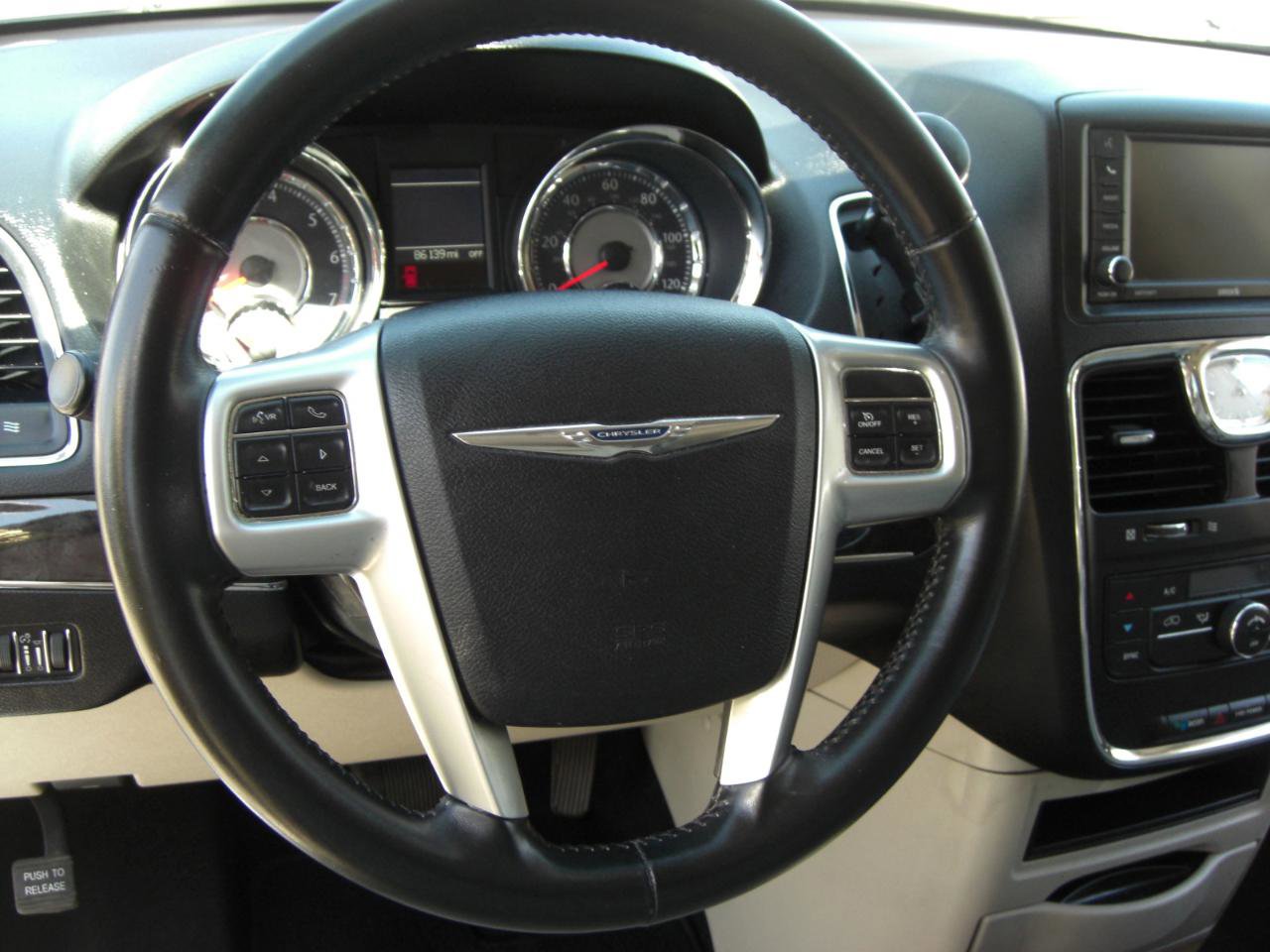 Used 2013 Chrysler Town & Country Touring FWD image 9