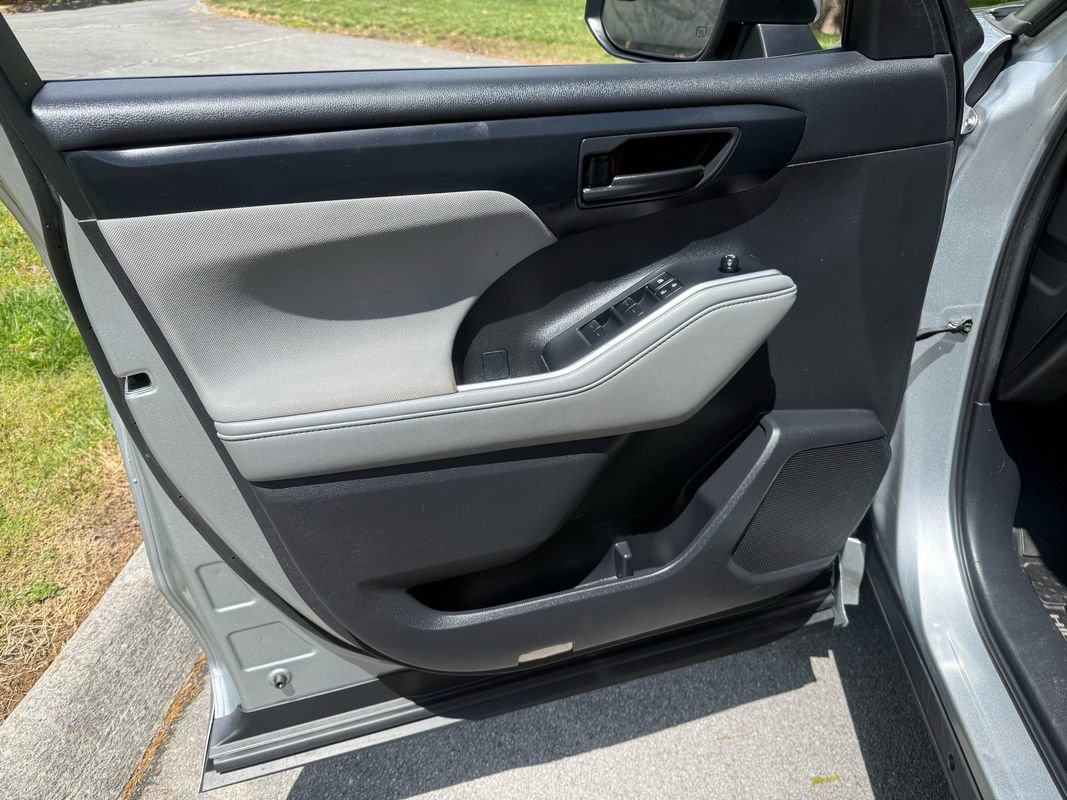 Used 2020 Toyota Highlander L FWD image 15