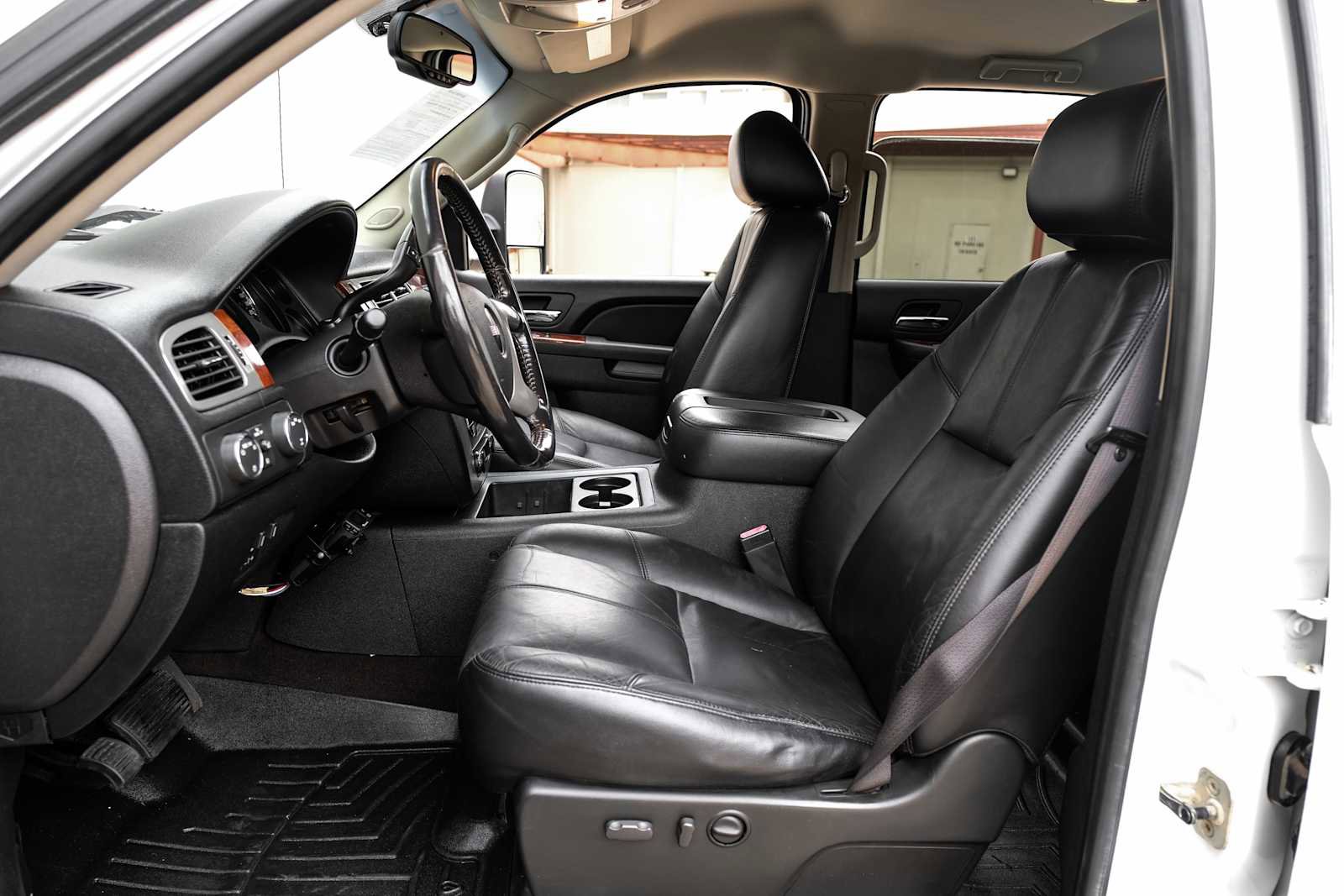 Used 2010 GMC Sierra 3500 SLT w/ SLT Convenience Package image 4