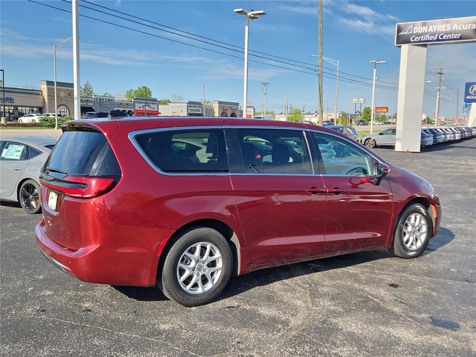 Used 2023 Chrysler Pacifica Touring-L FWD image 28