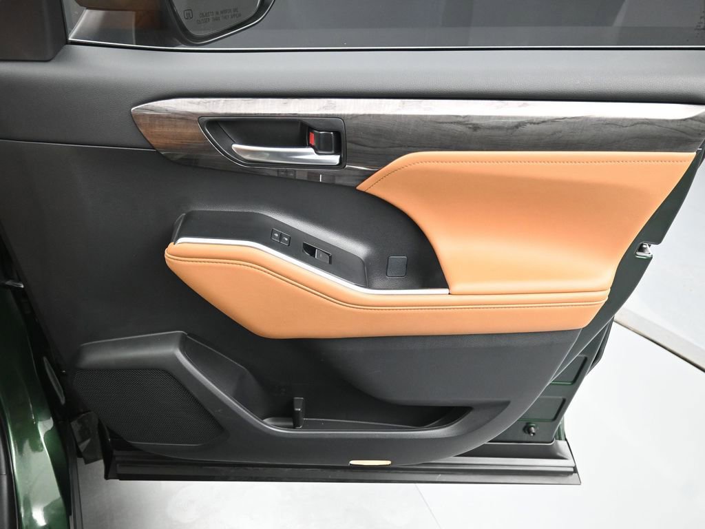 Certified 2025 Toyota Highlander Platinum image 42